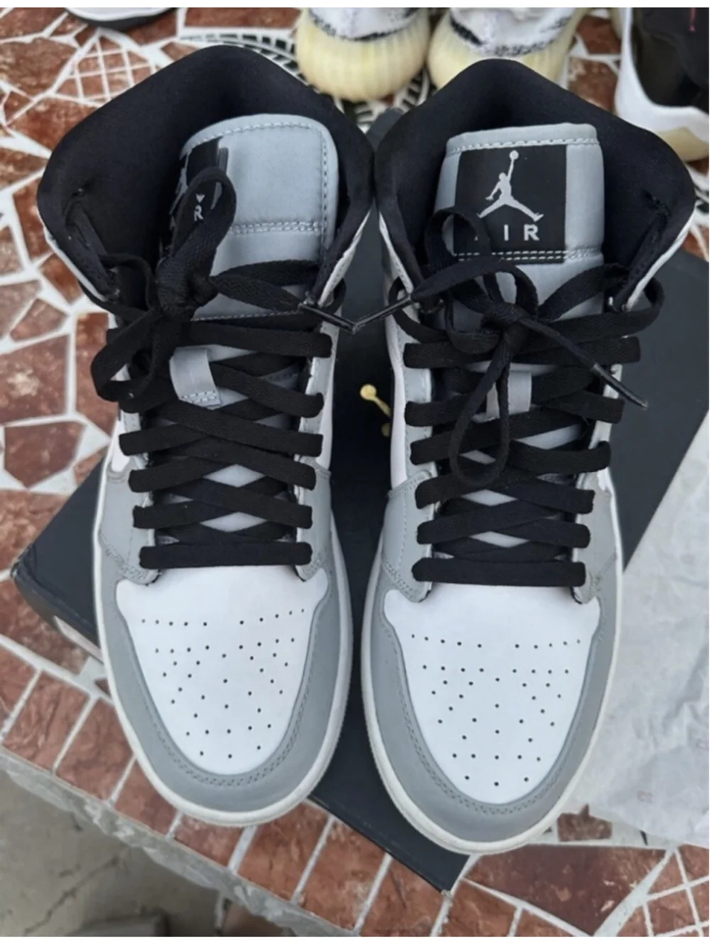 Air Jordan 1 Mid Light Smoke Grey Black White 554724-092 Size 8.5 Men’s NWT New